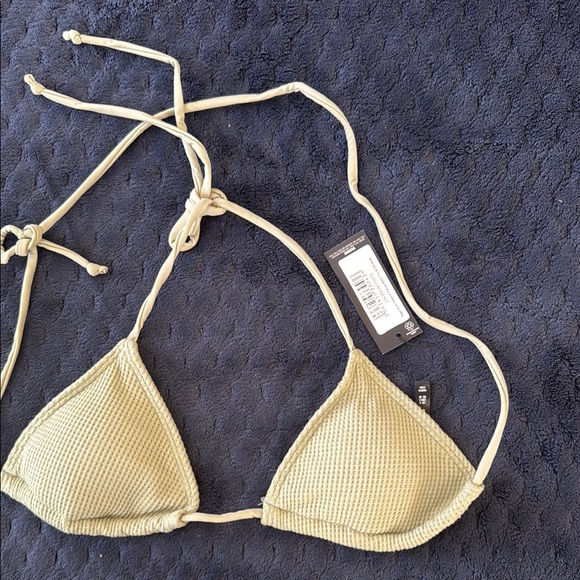 PrettyLittleThing Green Textured Swim Bra - Picture 1 of 1